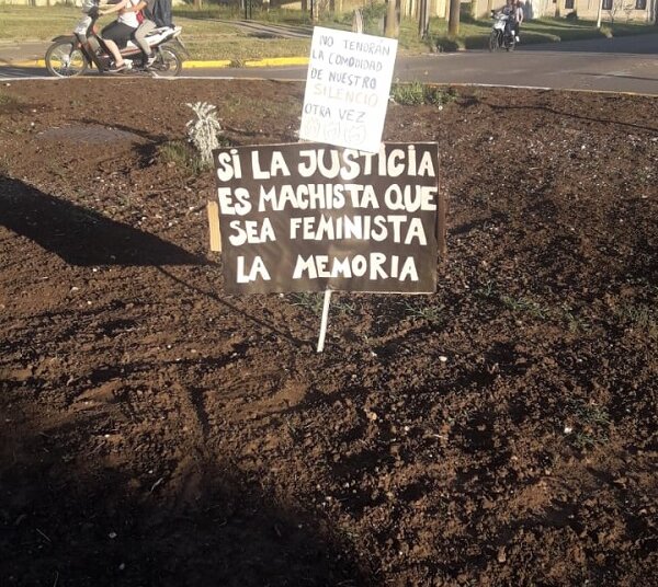 Un grupo de mujeres realizó una pegatina en una institución deportiva