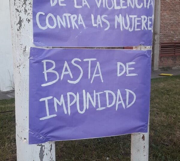 Un grupo de mujeres realizó una pegatina en una institución deportiva