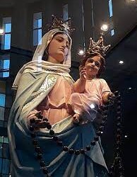 La imagen de la Virgen del Rosario se expone en el Templo Parroquial