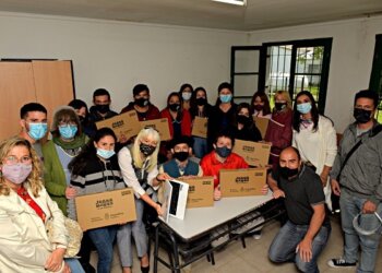 Fueron entregadas computadoras en la Escuela Secundaria de Bunge