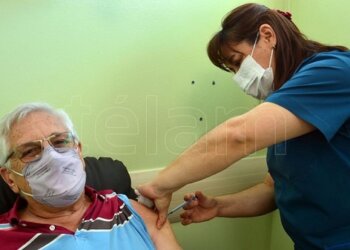 Aconsejan reforzar a los 4 meses la vacunación al personal de salud y a los mayores de 60