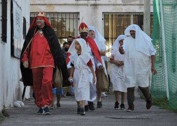 Los Reyes Magos obsequiaron caramelos en los barrios juarenses