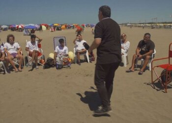 Los cuidadores de la playa: en Necochea, un grupo de chicos con discapacidad tiene su primer empleo