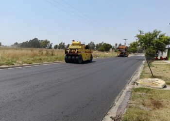El Intendente Marini observó los trabajos de asfalto que se realiza en el barrio Villa Zambon