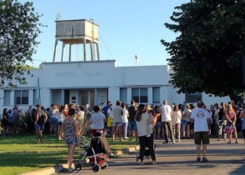 Chillar dice basta: los vecinos se reunieron frente al hospital