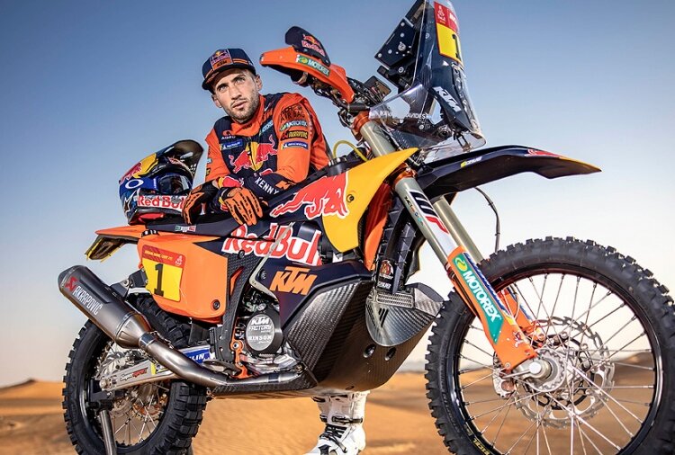 Benavides saltó del octavo al tercer puesto en la clasificación general de motos