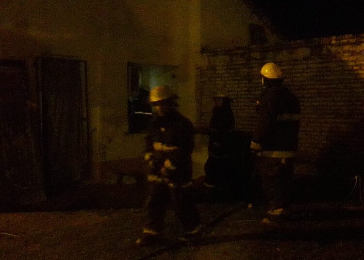 Un principio de incendio se registró esta madrugada en un vivienda