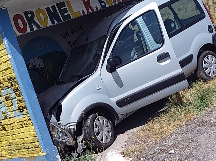 Un utilitario terminó incrustado en la garita de Cnel. Rodolfo Bunge