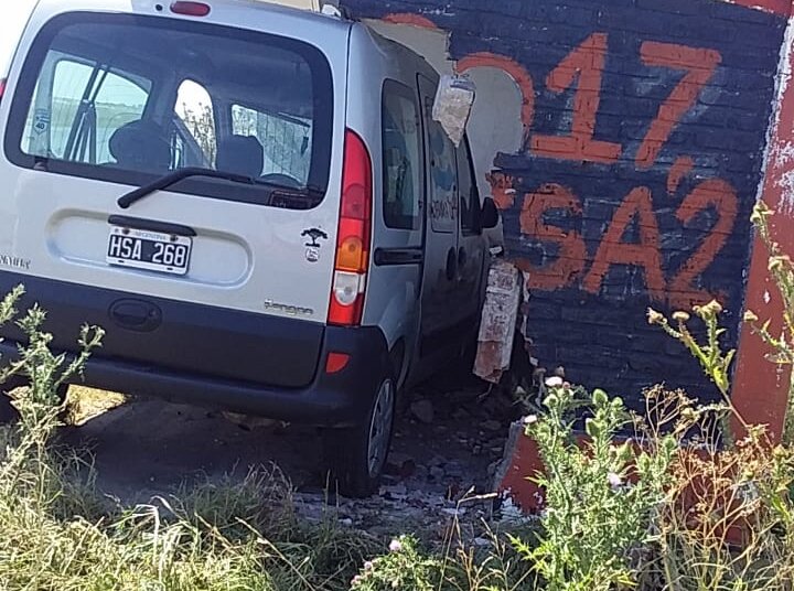 Un utilitario terminó incrustado en la garita de Cnel. Rodolfo Bunge