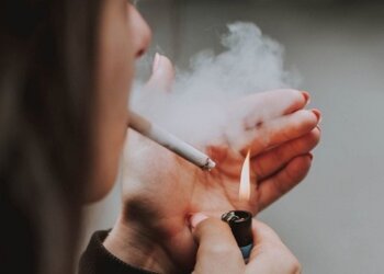 Un grupo de neumólogos españoles advirtió que fumar en terrazas esparce el COVID-19 hasta 8 metros de distancia