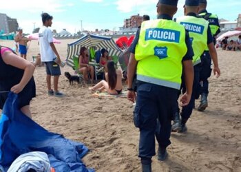 Labraron 13 infracciones por perros en la playa en Claromecó