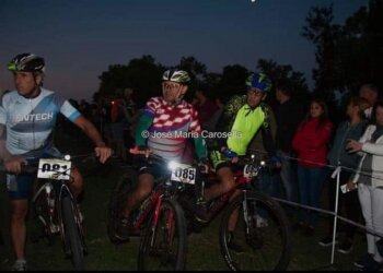 Dos duplas de Benito Juárez se presentaron en Rural Bike Nocturno en Las Flores,