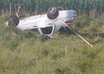 Un auto volcó sobre la ruta 74; iba con cuatro ocupantes