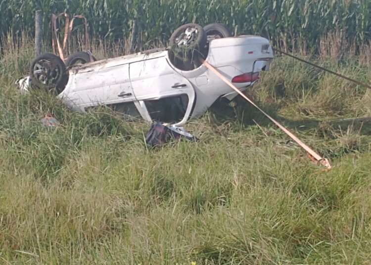 Un auto volcó sobre la ruta 74; iba con cuatro ocupantes