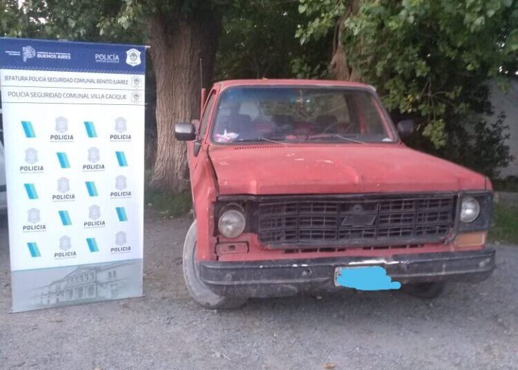 La policía de Villa Cacique secuestró una camioneta