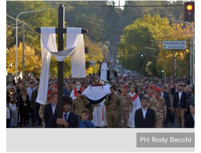 Multitudinaria procesión en Semana Santa