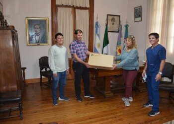 Entregaron un equipo de computación y una trituradora de vidrios para delegaciones