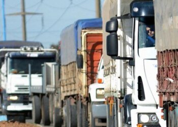 Transportistas de granos al paro en todo el país por falta de gasoil y aumento de costos