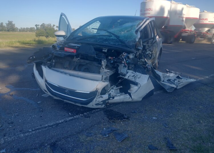 Un auto y un camión chocaron en la ruta nacional 3