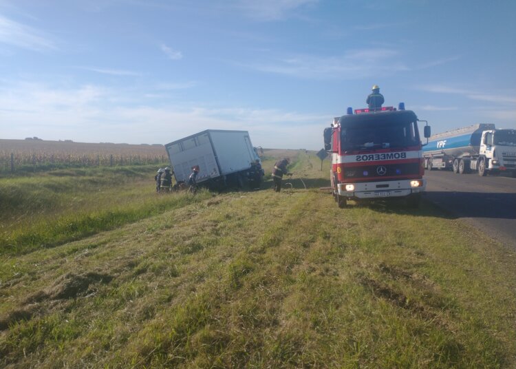 Un auto y un camión chocaron en la ruta nacional 3