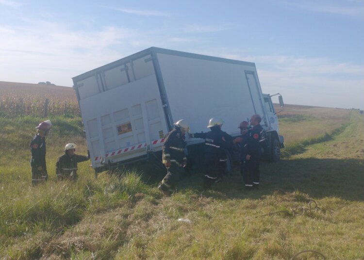Un auto y un camión chocaron en la ruta nacional 3