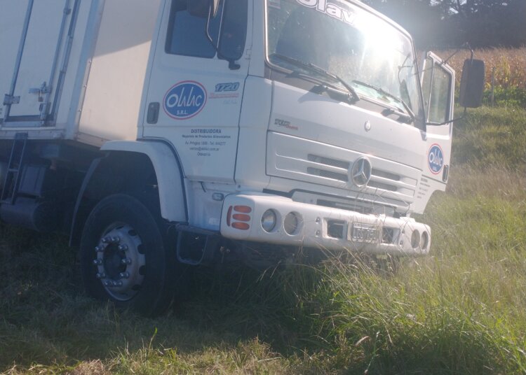 Un auto y un camión chocaron en la ruta nacional 3