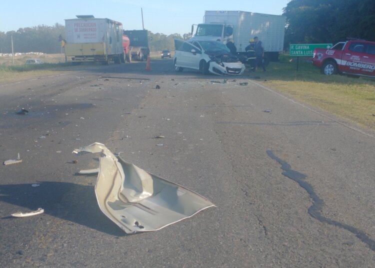 Un auto y un camión chocaron en la ruta nacional 3