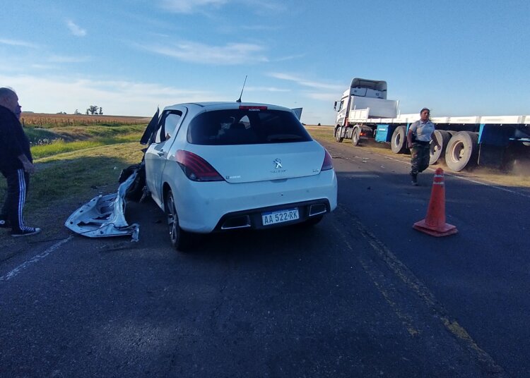 Un auto y un camión chocaron en la ruta nacional 3