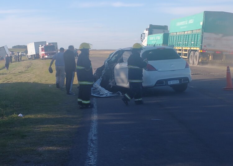 Un auto y un camión chocaron en la ruta nacional 3