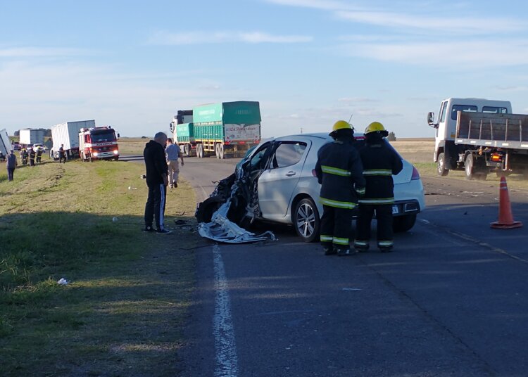Un auto y un camión chocaron en la ruta nacional 3