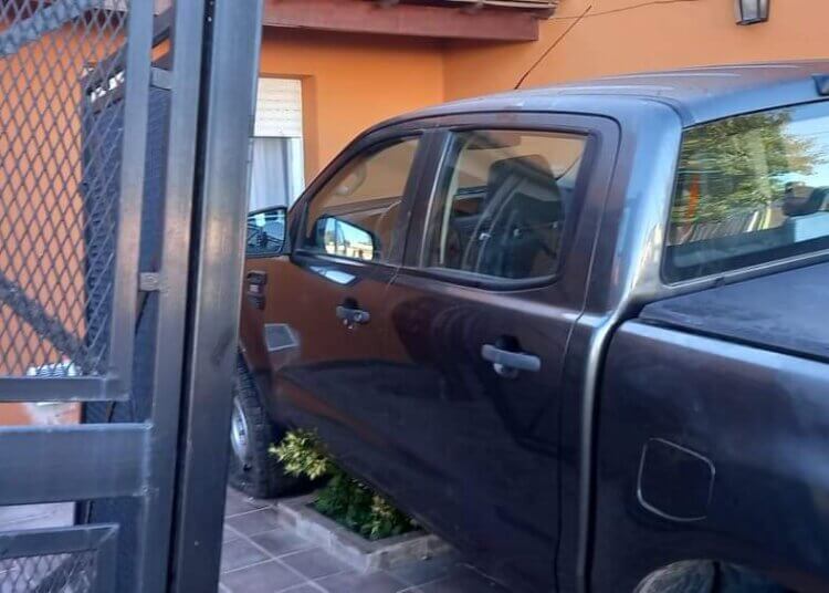 Una camioneta termino incrustada en una vivienda, el conductor resultó ileso