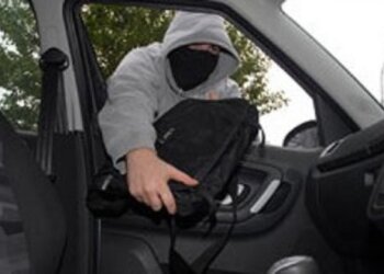 Atraparon al culpable: robaron una notebook de un vehículo estacionado en la vía pública