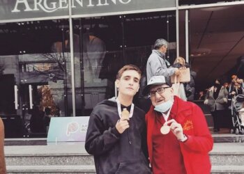 Pedro Nieva y Tomas Migel recibieron sus medallas de oro de Bonaerenses