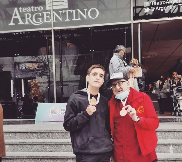 Pedro Nieva y Tomas Migel recibieron sus medallas de oro de Bonaerenses