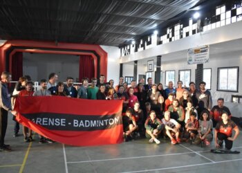 Torneo Regional de Bádminton en Juarense, cincuenta y seis parejas en acción