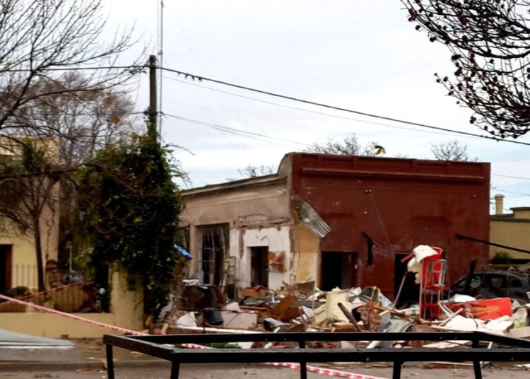 Terrible explosión en Oriente. Derrumbó un edificio y provocó daños en más de 100 metros a la redonda. Hay un desaparecido