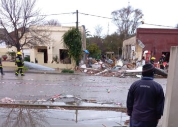 Terrible explosión en Oriente. Derrumbó un edificio y provocó daños en más de 100 metros a la redonda. Hay un desaparecido