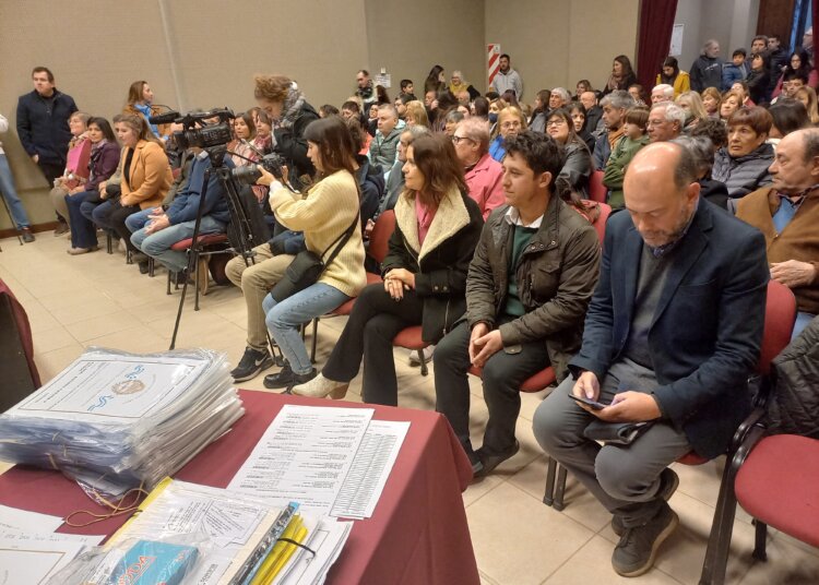 Funcionarios locales acompañaron actos de entrega de escrituras