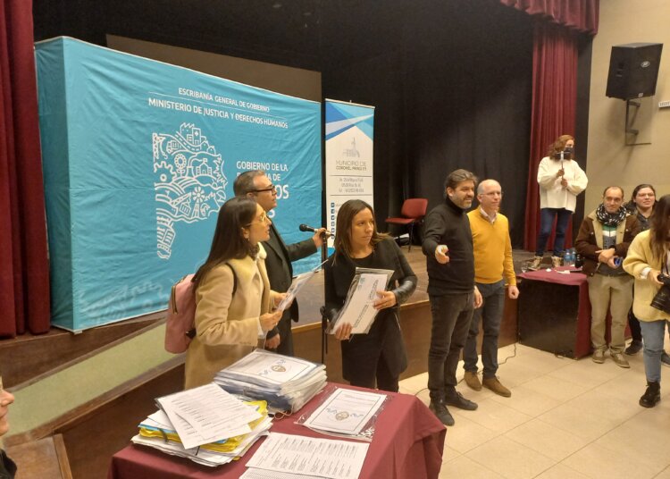 Funcionarios locales acompañaron actos de entrega de escrituras