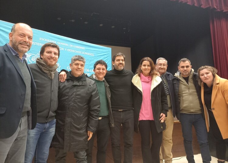Funcionarios locales acompañaron actos de entrega de escrituras