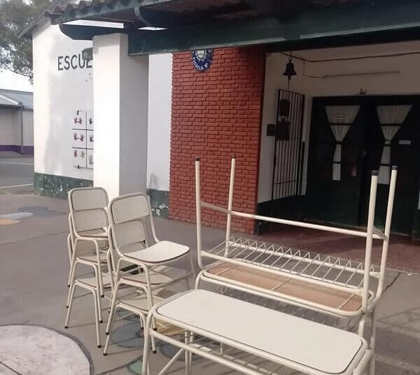 Se entregó mobiliario a establecimientos educativos