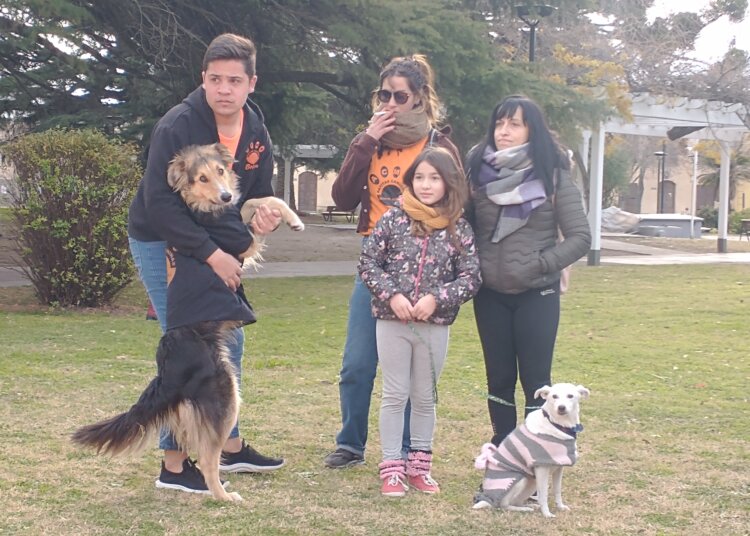 La protectoras se reunieron en la plaza y leyeron un documento
