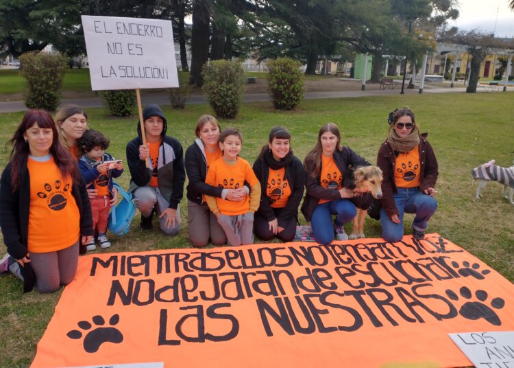La protectoras se reunieron en la plaza y leyeron un documento
