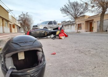 Un nuevo accidente entre camioneta y moto, deja como salgo a una mujer herida
