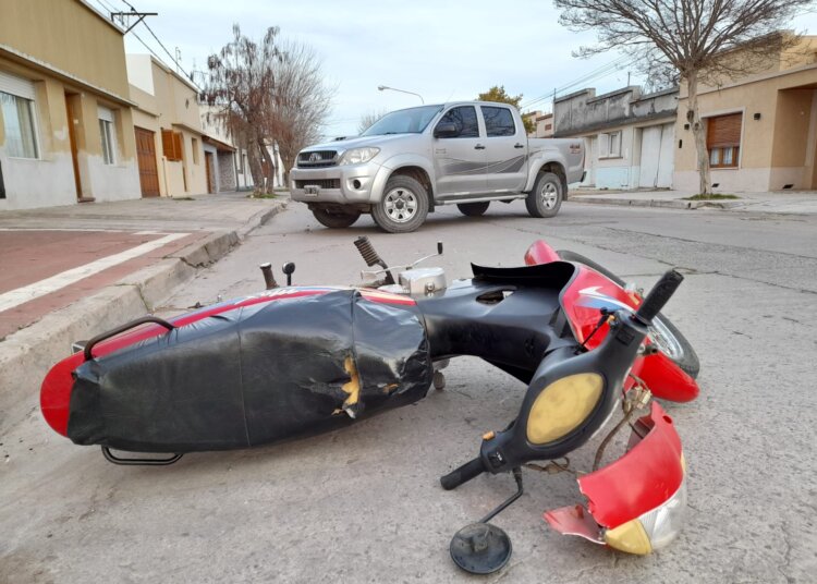 Un nuevo accidente entre camioneta y moto, deja como salgo a una mujer herida