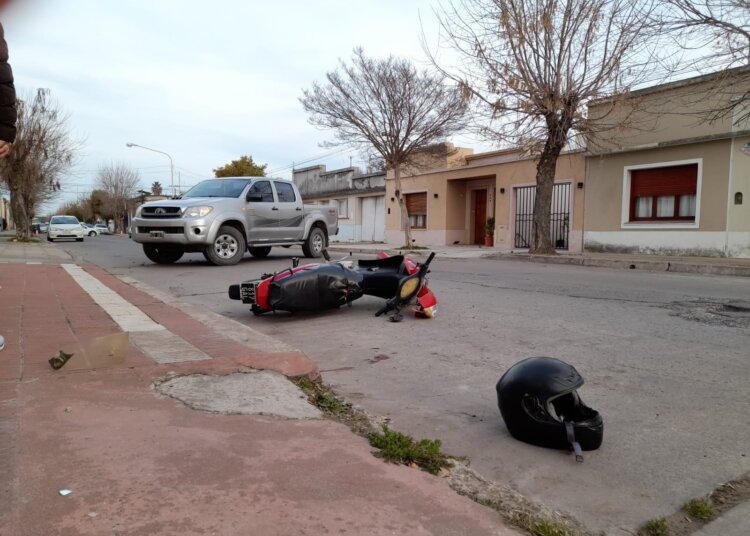Un nuevo accidente entre camioneta y moto, deja como salgo a una mujer herida