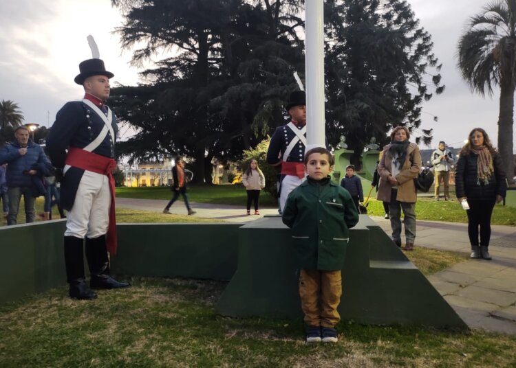 Dos Patricios arriaron la Bandera Argentina en la Plaza Independencia