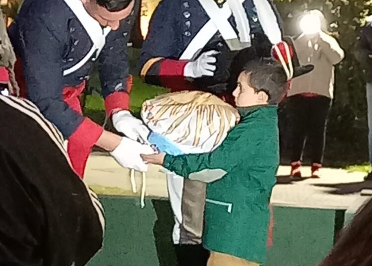 Dos Patricios arriaron la Bandera Argentina en la Plaza Independencia