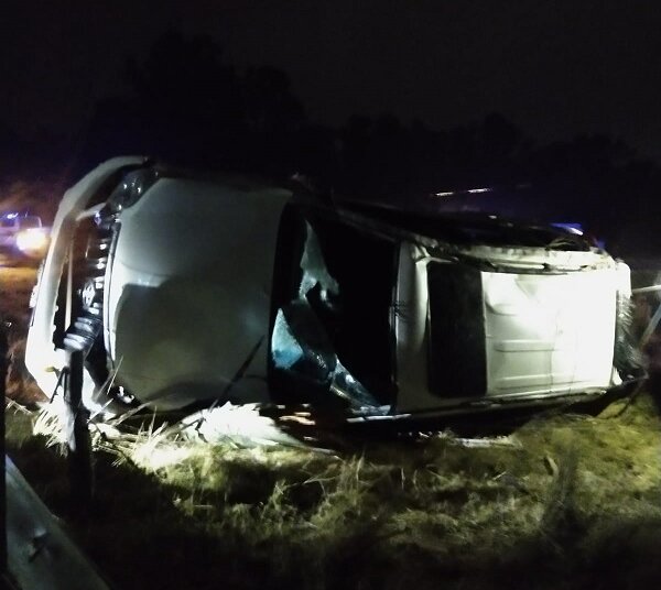 Una camioneta con ocupantes bahienses chocó sobre una red de media tensión