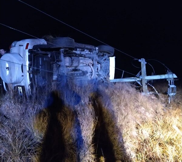 Una camioneta con ocupantes bahienses chocó sobre una red de media tensión